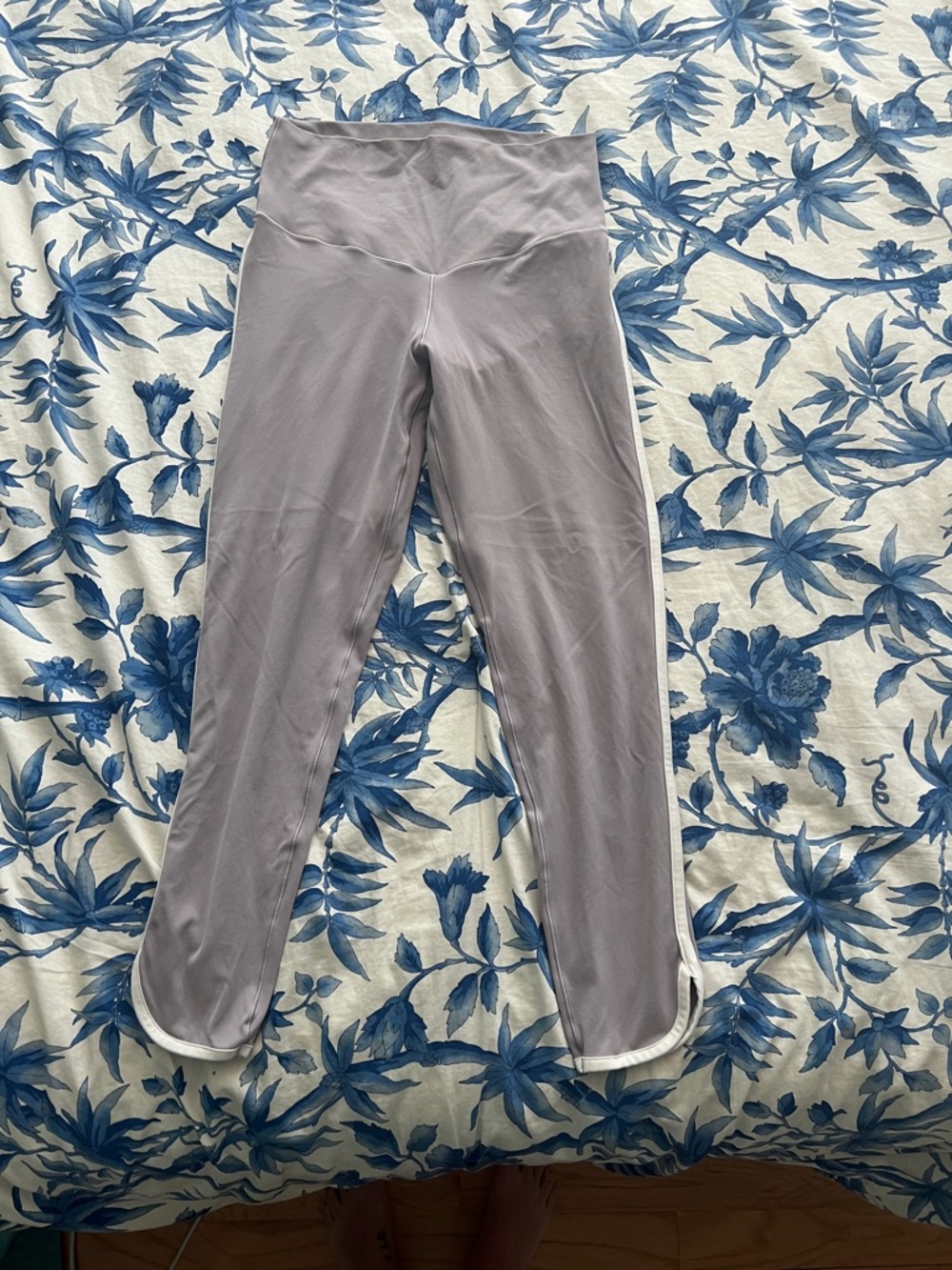 Women’s High-Waist Dusty Lilac Leggings with White Trim